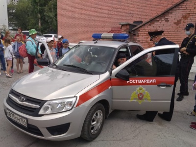 "Урок мужества" от сотрудников Калининского отдела вневедомственной охраны
