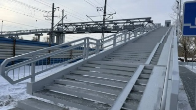 Завершилось строительство пешеходного моста над железной дорогой в Калининском районе