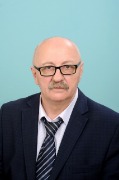 Шагака Юрий Петрович

Родился 12 мая 1955 года. 
Директор муниципального бюджетного образовательного учреждения «Средняя общеобразовательная школа № 203».
Общий трудовой стаж - 50 лет.
В 1984 году окончил Новосибирский государственный педагогический институт по специальности «учитель истории и обществознания, методист по воспитательной работе».
Награжден Почетной грамотой Министерства образования РФ, имеет звание «Почетный работник общего образования Российской Федерации».
С 1984 по 1986 годы - заместитель директора по воспитательной работе средней общеобразовательной школы № 158.
С 1986 по 1992 годы – директор средней общеобразовательной школы № 78.
Юрий Петрович проявляет высокий уровень управленческой деятельности: им инициированы разработка и воплощение в жизнь Концепции и программы развития образовательного учреждения, при этом он умело и грамотно корректирует сам процесс управления деятельностью учительского коллектива, приводит его в соответствие с новыми требованиями и представлениями.
Под руководством Юрия Петровича был изучен социальный заказ, потребности жителей отдаленного от культурных и досуговых центров микрорайона Родники, результатом чего стало введение углубленного изучения предметов художественно-эстетического цикла, в его школе функционирует воспитательная программа «Город Родниковск», целью которой является формирование гражданско-патриотического сознания школьников, развитие гуманистических отношений, создание и развитие общешкольных традиций в условиях единого учебно-воспитательного пространства.
На базе школы № 203 по инициативе Юрия Петровича создан Музей истории Калининского района. Постоянно действующий клуб «Поиск» объединил учеников в творческом деле пополнения экспозиций Музея, написания исследовательских работ по краеведению. 
Юрий Петрович является автором песни о Калининском районе, которая фактически стала Гимном Калининского района.
