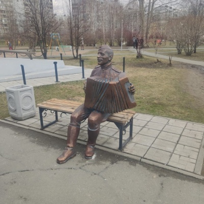 В Калининском районе вернули на прежнее место отреставрированный памятник