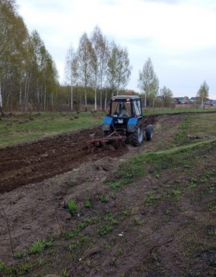 В Калининском районе начали обустраивать минерализованные полосы