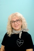 Паршукова Марина Викторовна

Родилась 7 сентября 1965 года в городе Новосибирске. 
В 1986 году окончила Кемеровский государственный институт культуры, получив специальность руководитель танцевального коллектива.
Награждена Благодарственным письмом Губернатора Новосибирской области, Почетными грамотами и Благодарственными письмами министерства культуры Новосибирской области, Почетной грамотой Законодательного собрания Новосибирской области, Памятной медалью «За вклад в развитие Новосибирской области», Благодарственными письмами и Почетными грамотами мэрии города Новосибирска и администрации Калининского района, Памятной медалью «За труд на благо города», внесена в «Золотую книгу культуры Новосибирской области». 
Стаж работы в отрасли - 37 лет.
Марина Викторовна работает во Дворце культуры имени М. Горького с 1986 года и руководит ансамблем народного танца «Метелица» им. Ксении и Льва Беззубиков. Коллектив был занесен на Доску почета Калининского района. 
Марина Викторовна ведет огромную работу по развитию, сохранению и пропаганде танцевальной культуры народов России. В репертуаре ансамбля представлены танцы народов России.	В 2014 году за большой вклад в развитие народного танцевального творчества коллективу ансамбля танца присвоено звание «Заслуженный коллектив народного творчества Российской Федерации». 
Ансамбль танца, под руководством Марины Викторовны, ведет активную концертную деятельность и является победителем и призером в различных творческих конкурсов и фестивалей.
Марина Викторовна одаренная личность, которая с успехом реализует себя как балетмейстер-постановщик и режиссер-постановщик массовых мероприятий, проводимых в Калининском районе и городе Новосибирске, постоянно ищет новые формы и методы работы.
