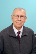 Мурашов Геннадий Дмитриевич

Родился 6 апреля 1952 года в городе Усолье-Сибирское Иркутской области.
Окончил Новосибирский электротехнический институт в  1974 году.
Является Почетным работником общего образования Российской Федерации, награждён Орденом «За заслуги перед Отечеством 2 степени».
С 1993 по 2018 год работал в должности директора  школы  № 28 ( с 2015 года  Лицей № 28), с 2018 года  и по настоящее время – учитель физики и специальных наук лицея.
Геннадий Дмитриевич - руководитель высшей квалификационной категории, чётко видящий пути развития школы на каждом этапе и добивающийся высоких результатов в совершенствовании учебно-воспитательного процесса.  Система управления коллективом и качеством образования в учреждении была выстроена так, что позволила школе занимать передовые позиции в образовательном пространстве. С 2013 года в лицее реализуется концепция инженерно-технологического образования. Содержание образования направлено на создание классов с углубленным изучением предметов естественно-математического цикла, инженерно-технологических классов на старшей ступени обучения. Лицей неоднократно получал статус городской инновационной площадки, участника региональных проектов, что позволило создать  современную технологическую образовательную среду, мотивирующую обучающихся к приобретению цифровых навыков и компетенций.  Учащиеся лицея неоднократно становились призерами  городских, региональных, всероссийских мероприятий инженерно-технологического направления. Более 70% выпускников лицея выбирают инженерно-технические специальности для получения профессии.
Сегодня Геннадий Дмитриевич – творчески работающий учитель, преподает новые предметы: «Электроника», «Робототехника», «Инженерная графика».  На его уроках царит атмосфера сотрудничества и сотворчества учителя и ученика. Выпускники Геннадия Дмитриевича, студенты технических вузов Новосибирска, продолжают работать в лицее педагогами дополнительного образования, являются наставниками проектной деятельности учеников лицея.
