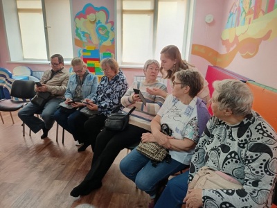 В Калининском районе пенсионеров научили пользоваться смартфоном и не верить аферистам