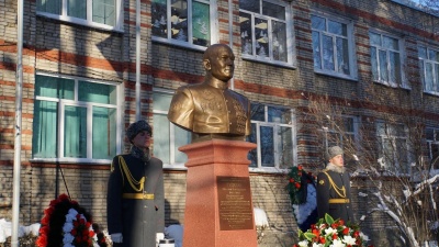 В Калининском районе открыли бюст Герою России Михаилу Гудкову