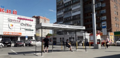 У универмага Калининский установили новый остановочный павильон 