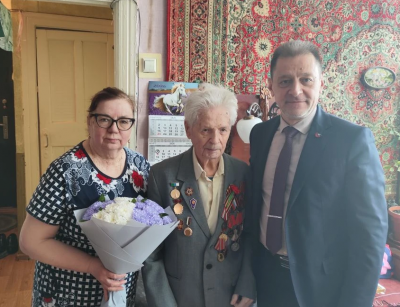 Глава Калининского района Герман Шатула поздравил жителя с вековым юбилеем