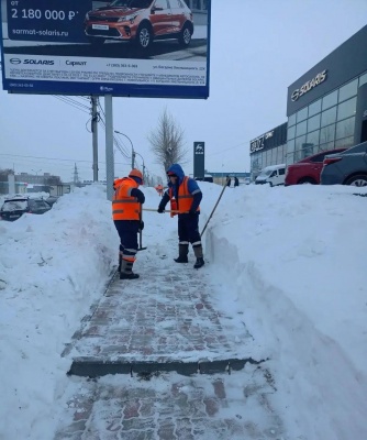 В Калининском районе продолжается уборка снега