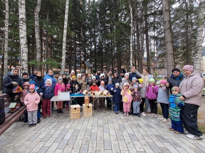 В Калининском районе жители смастерили и развесили кормушки и дуплянки для белок и птиц
