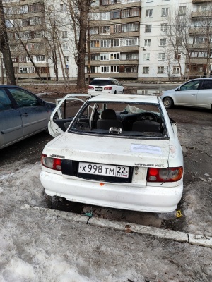 Жители микрорайона «Юбилейный» пожаловались на странный автомобиль возле школы