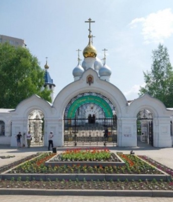 В Калининском районе высадили 15 тысяч цветов