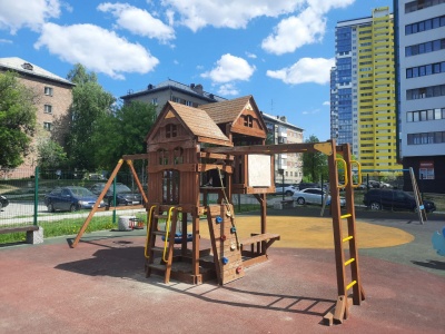 В Калининском районе досрочно завершили благоустройство придомовой территории