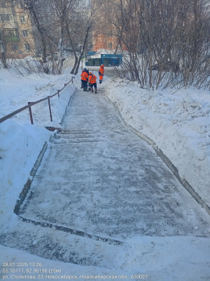 В Калининском районе продолжается уборка снега