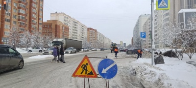 В Калининском районе в настоящее время осуществляются работы по погрузке и вывозу снега