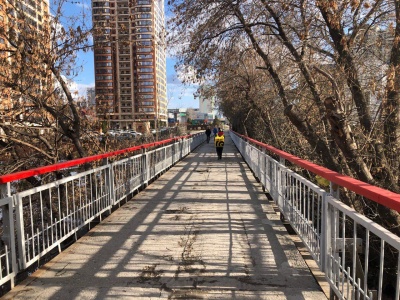На пешеходном мосту в Калининском районе полностью обновят освещение