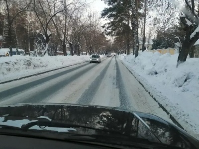 В Калининском районе дорожные службы продолжают свою работу при низкой температуре