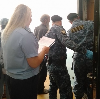 В Калининском районе сборщика хлама выселили из квартиры