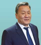Ким Евгений Сергеевич

Родился 23 декабря 1960 года в городе Южно-Сахалинске. 
Окончил Новосибирский ордена Трудового Красного знамени институт инженеров железнодорожного транспорта в 1988 году по специальности инженер путей сообщения.
Награжден Благодарственными письмами и Почетными грамотами мэрии города Новосибирска, Памятной медалью «За вклад в развитие Новосибирской области», Юбилейной медалью «80 лет Новосибирской области», Почетной грамотой Губернатора Новосибирской области, Почетной грамотой министерства жилищно-коммунального хозяйства и энергетики Новосибирской области, Медалью «Общественное признание».
Трудовую деятельность в системе жилищно-коммунального хозяйства с 1978 года Евгений Сергеевич начал с должности ученика слесаря-сантехника на Южно-Сахалинском монтажном участке № 1.  В 1990 году, переехав в город Новосибирск, трудоустроился в Производственный жилищно-ремонтный трест на должность слесаря-сантехника 4-го разряда.  В 1991 году назначен главным инженером на данном предприятии, а в 1995 году возглавил Управление жилищного хозяйства Калининского района г. Новосибирска.
С 1999 года - первый заместитель главы администрации Калининского района. 
С 2003 по 2011 год - глава администрации Калининского района. 
С 2011 по 2014 год - заместитель мэра города Новосибирска - начальник департамента энергетики, жилищного и коммунального хозяйства города. 
С 2015 по 2019 год - министр жилищно-коммунального хозяйства и энергетики Новосибирской области.    
С 2019 по 2023 год занимал должность исполнительного директора Фонда модернизации и развития жилищно-коммунального хозяйства муниципальных образований Новосибирской области. 
В занимаемой должности Евгений Сергеевич осуществлял эффективную координацию мероприятий в сфере реализации региональной программы капитального ремонта многоквартирных жилых домов в Новосибирской области. За этот период было отремонтировано свыше тысячи многоквартирных домов, что позволило улучшить жилищные условия более 55 тысячам семей. 
Под его руководством успешно реализовались программы по замене лифтового оборудования и по модернизации объектов коммунальной инфраструктуры Новосибирской области.

