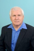 Юрин Евгений Леонидович

Родился 15 марта 1951 года в городе Бийске Алтайского края.
Окончил техническое училище № 35.
Является победителем  социалистических соревнований, ударником 11  и 12 пятилеток, лучшим аппаратчиком  Министерства среднего машиностроения, ветераном атомной энергетики и промышленности.
Награждён  Почетной грамотой, Благодарностью Министерства по атомной энергии, Госкорпорации «Росатом»,  Знаком отличия «Академик И.В. Курчатов» 3 степени, именной корпоративной премией им. И.П. Сидорова.
Стаж работы на  ПАО «Новосибирский завод химконцентратов» - 37 лет.
Евгений Леонидович начал трудовой путь на НЗХК в 1975 году аппаратчиком. За время работы на основном производстве в цехе № 1 он в совершенстве освоил ряд ключевых технологических операций по производству основного и экспериментального топлива для различных реакторов, освоил практические приемы технологического процесса получения гемосорбента для медицинских целей, принимал непосредственное участие в отработке технологии и изготовлении микросферического топлива для реакторов ВТГР на установке «Янтарь».
За способность самостоятельно решать многие организационные вопросы производства, энергию и открытый характер коллеги участка выбрали Евгения Леонидовича бригадиром. Он активно помогал, обучал техническим приемам молодых работников, пришедших в его бригаду.
Вместе с коллективом бригады принимал активное участие в разработке и внедрении целого ряда рационализаторских предложений, которые нашли своё  применение на практике.