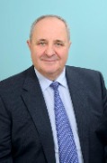 Филичев Андрей Григорьевич

Родился 2 мая 1961 года  в рабочем посёлке Сузун Новосибирской области.
Окончил Новосибирский электротехнический институт в 1984 году.
Награждён Благодарностью  Президента Российской Федерации, Почетными грамотами и Благодарностями Губернатора Новосибирской области, Орденом Преподобного Сергия Радонежского, Орденом Почета, Почетным юбилейным серебряным орденом «Общественное признание».
На протяжении многих лет трудовая деятельность Андрея Григорьевича  связана с Новосибирским заводом химконцентратов, где  он  работал мастером-электриком цеха № 20, главным энергетиком, заместителем генерального директора по быту и социальным вопросам.
В 1990 году назначен председателем исполнительного комитета Калининского районного Совета народных депутатов. В 1992 - 1995 гг. и 1998 - 2000 гг. -   глава администрации Калининского района.
С 2000 по 2010 год  был заместителем Губернатора Новосибирской области, заместителем Председателя Правительства – Министром общественных связей и информации Новосибирской области.
С декабря 2011 года занимал должность заместителя Полномочного представителя Президента Российской Федерации в Сибирском федеральном округе.
С 2017 года возглавляет ФГУП «Управление энергетики и водоснабжения СО РАН».
За годы работы Андрея Григорьевича в районе  организована работа по передачи от предприятий и ведомств жилья, объектов соцкультбыта и инженерных коммуникаций в ведение органов местного самоуправления. Так, фактически в муниципальном секторе  экономики появились новые сферы: дорожная, транспортная, энергетическая, дошкольного и дополнительного образования.
Совет директоров крупных промышленных предприятий района принимал активное участие в строительстве новых объектов соцкультбыта (школ, дорог и др.).
В целях организации деятельности в социальной сфере создан  Координационный совет общественных организаций района. Впервые в Новосибирской области и целом в стране в структуре администрации района создан отдел опеки и попечительства, что позволило значительно усилить работу по данному направлению.