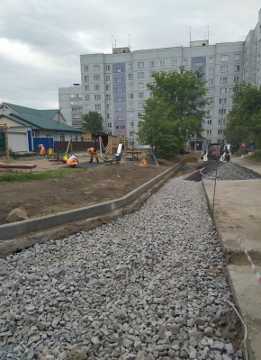 В Калининском районе продолжается большое благоустройство дворов